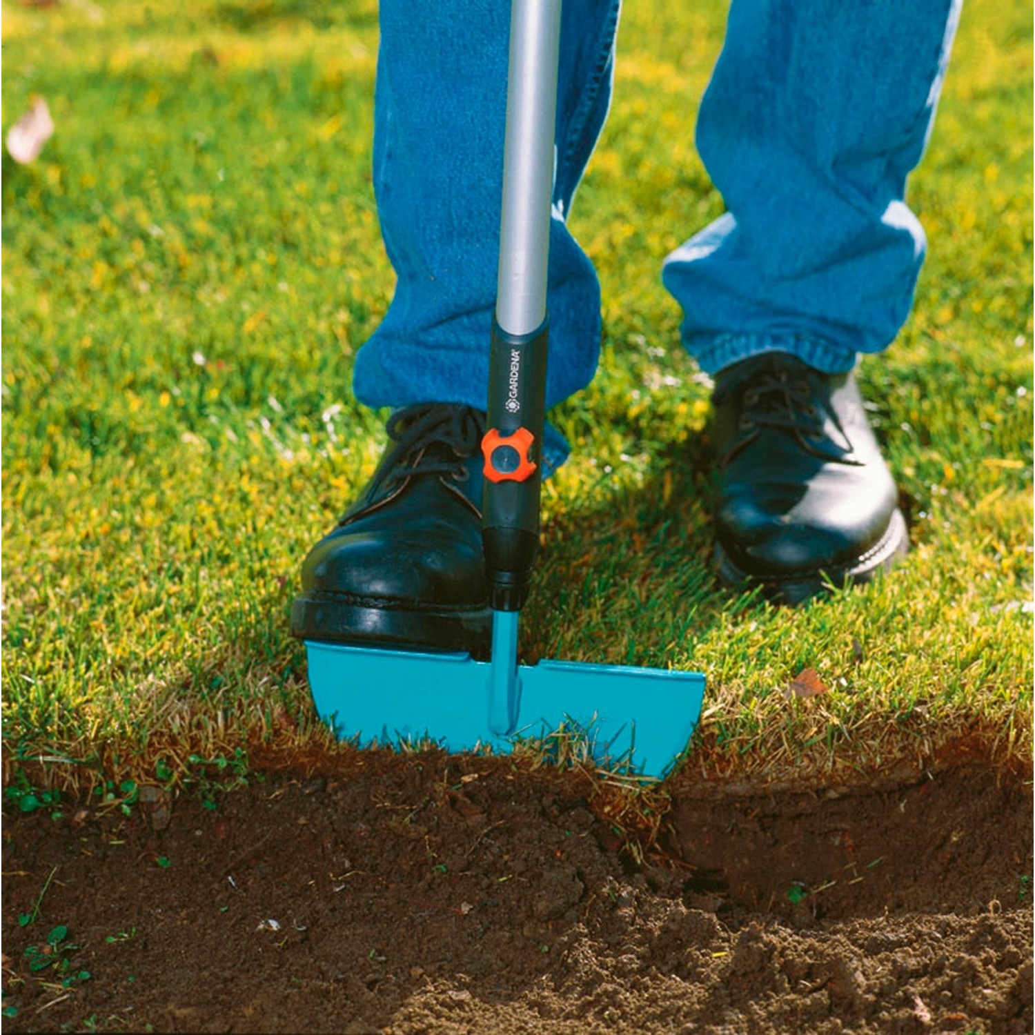 Gardena combisystem Rasenkantenstecher im Einsatz zur Rasenkantenpflege.