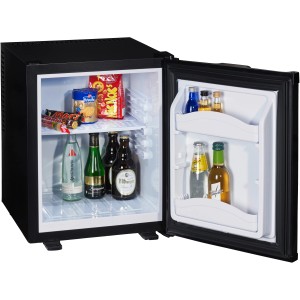 Offener, schwarzer PKM Minibar-Kühlschrank MC35E mit Getränken und Snacks.