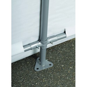 Detailaufnahme: Metallfuß und Rahmen des ShelterLogic Foliengerätehauses.