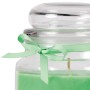 Grüne Duftkerze im Bonbonglas mit Schleife, Duft Kokos. Dekorative Kerze für entspannte Atmosphäre.