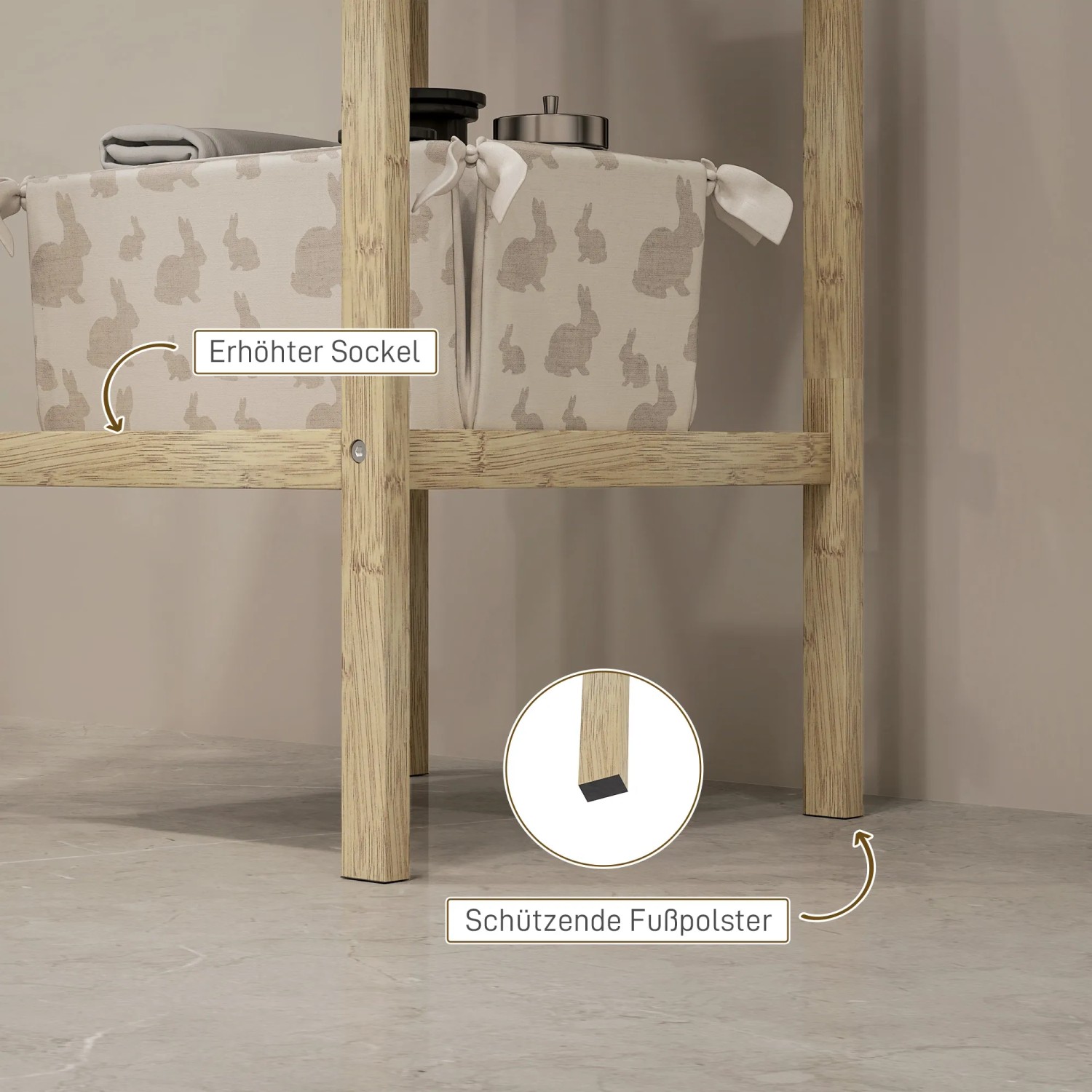 Detailaufnahme: HOMCOM Badregal aus Bambus mit 3 Ebenen, Naturholz, mit erhöhtem Sockel und Schutzkappen.