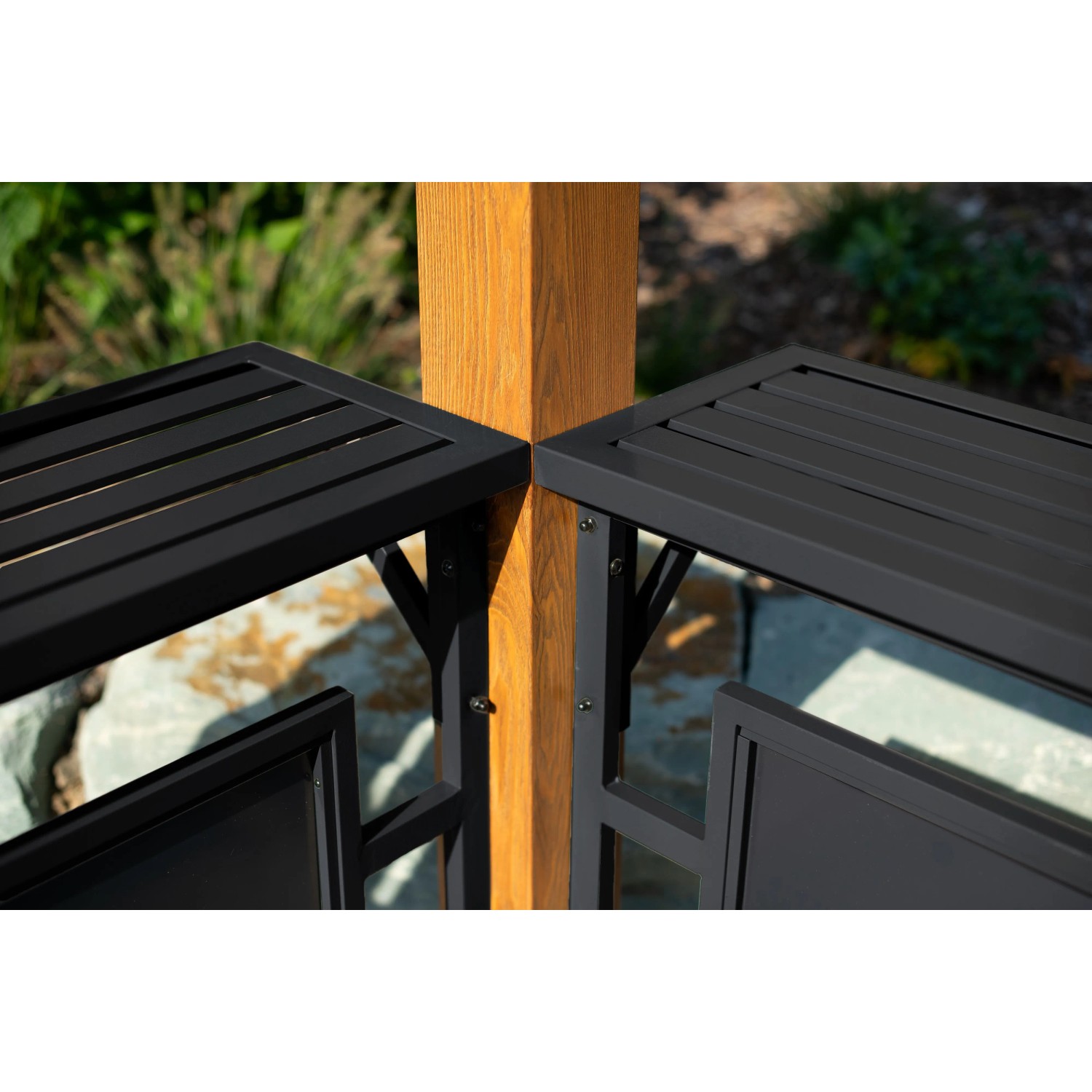 SOJAG Grillpavillon Maui: Pfosten in Holzoptik mit schwarzen Metall-Seitenablagen.