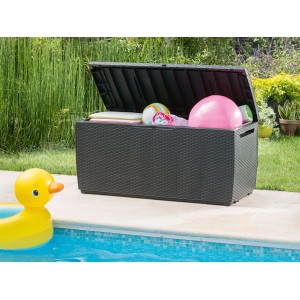 Geöffnete Keter Aufbewahrungsbox Capri 305 l in Rattanoptik am Pool, gefüllt mit Spielzeug.
