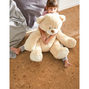 Mädchen mit Teddy auf Corklife Korkfertigparkett Studiostyle Evora Natur. Robuste Korkboden-Diele mit grober Struktur.