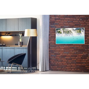 Könighaus Infrarotheizung mit Traumstrand-Motiv an Backsteinwand im Wohnraum.