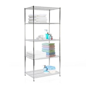 Verchromtes KARAT Gitterregal Everest mit 5 Böden, belastbar bis 350 kg, mit Handtüchern und Badutensilien dekoriert.
