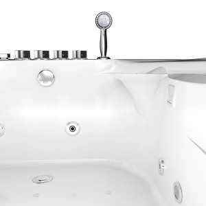 Detailansicht der weißen AquaVapore Whirlpool Badewanne 180x135cm mit Armaturen und Handbrause.