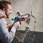 Anwendung: Mann füllt Riss mit wolfcraft Leerkartusche, 3er Set, 310 ml, Zubehör für Gipskartonplatten.