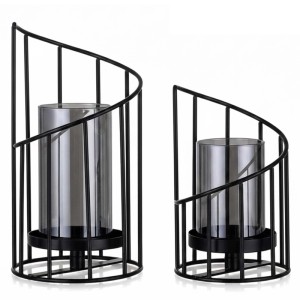 Zwei schwarze Eisen-Windlichter mit transparenten Glaszylindern, ein 2er Set Kerzenhalter für Garten & Balkon.