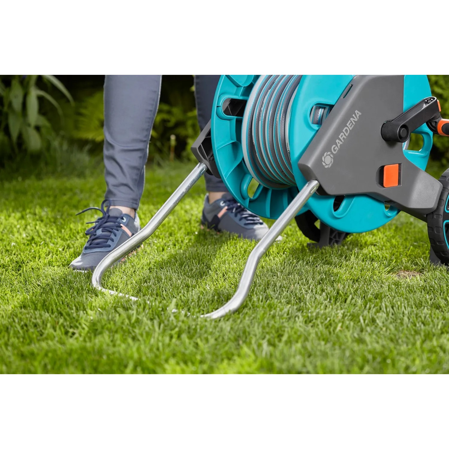 Gardena CleverRoll M Schlauchwagen-Set mit 20m Schlauch und ausklappbarem Standfuß für hohe Stabilität.