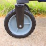 Detailaufnahme Rad des blauen Axi Bollerwagen AB110, faltbar. Robuste Ausführung für Spiel & Spaß.