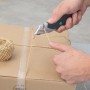 Wolfcraft Sicherheitsmesser schneidet Paketband. Profi-Messer mit Trapezklinge.