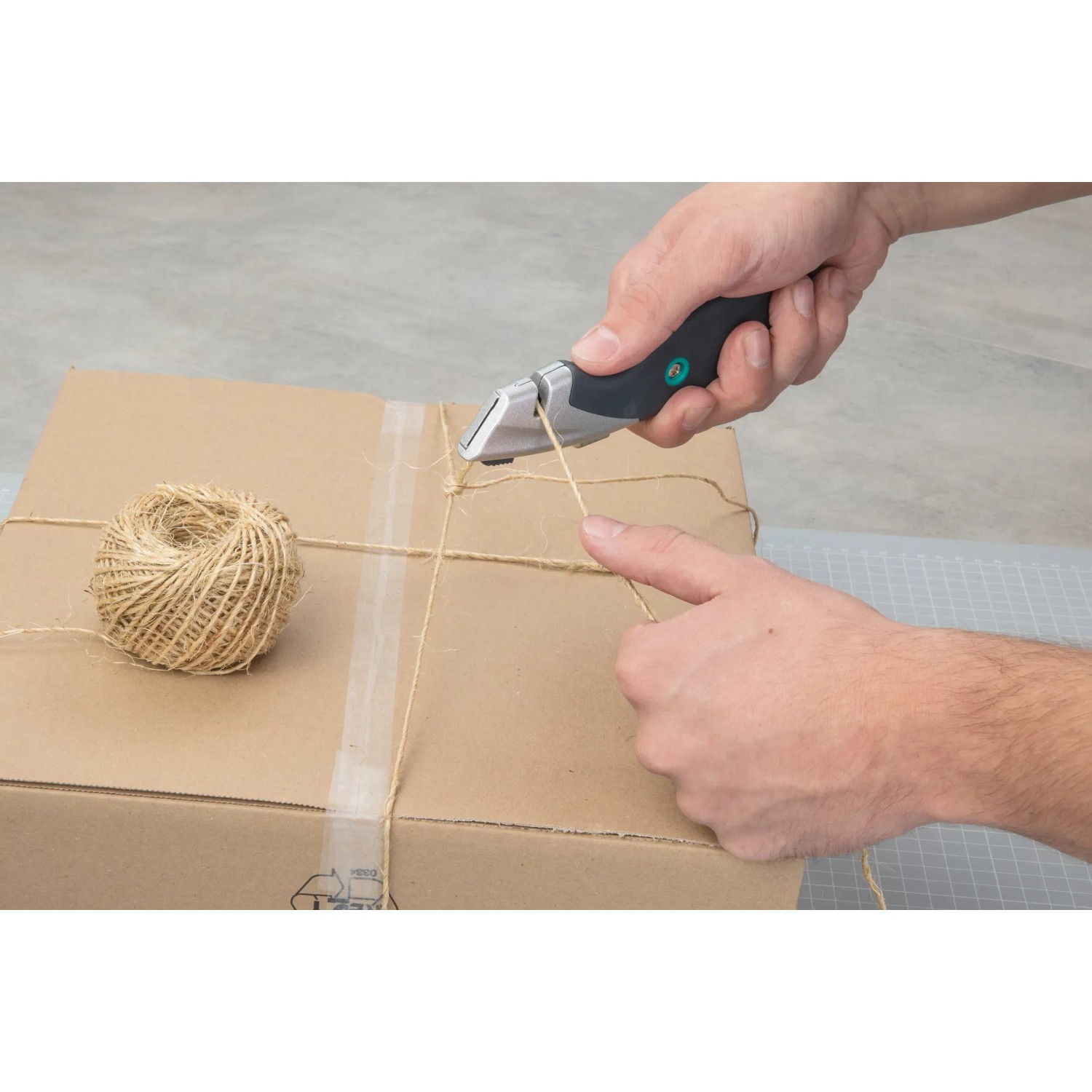 Wolfcraft Sicherheitsmesser schneidet Paketband. Profi-Messer mit Trapezklinge.