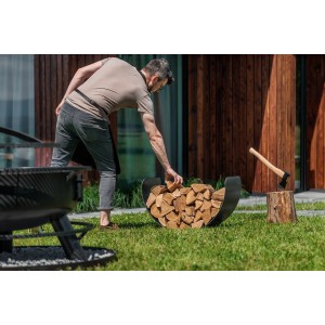 CookKing Kaminholzregal Turyn 70 mit Holzscheiten im Garten.