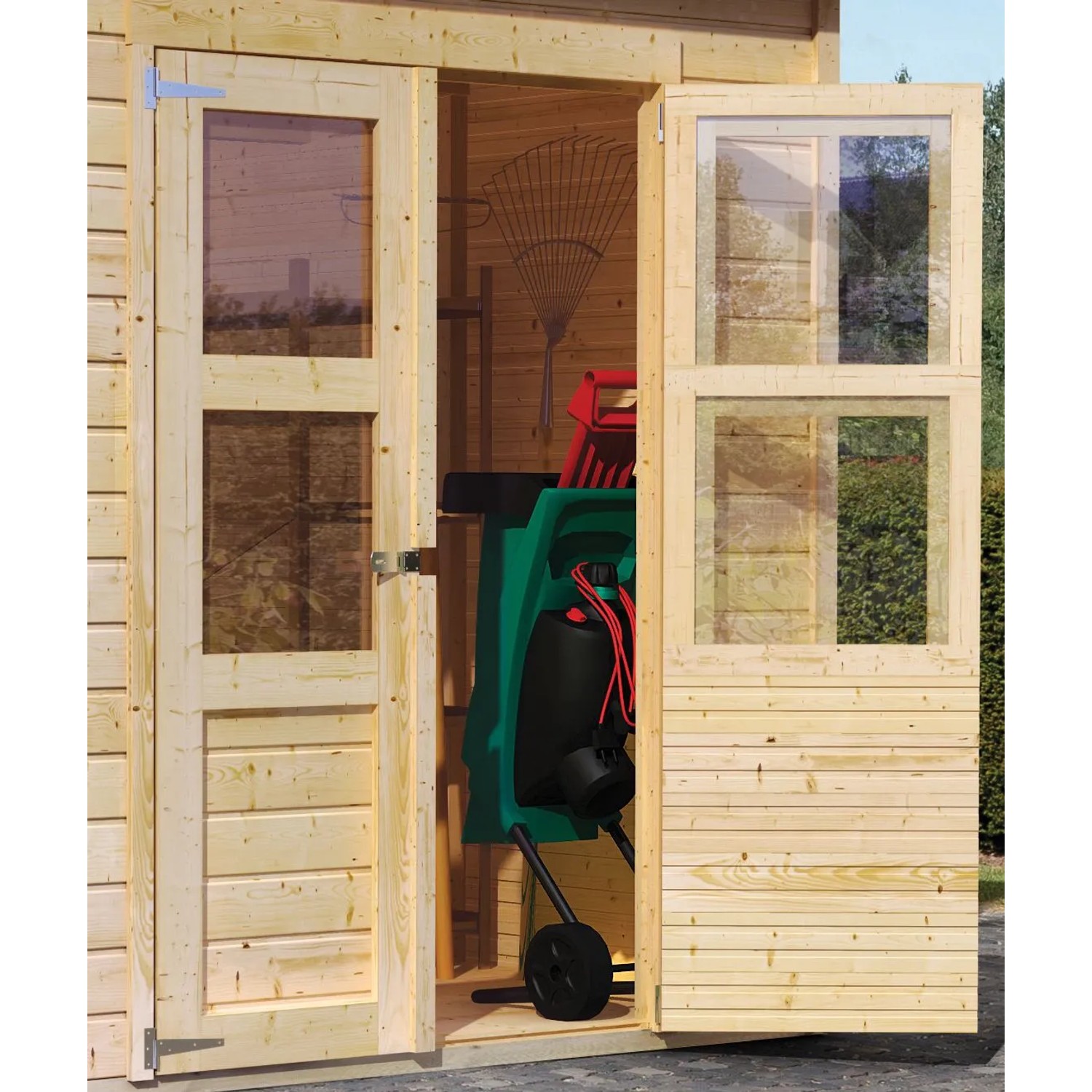 Offenes Karibu Holz-Gartenhaus Neuenburg 3 Natur mit Gartengeräten im Inneren.