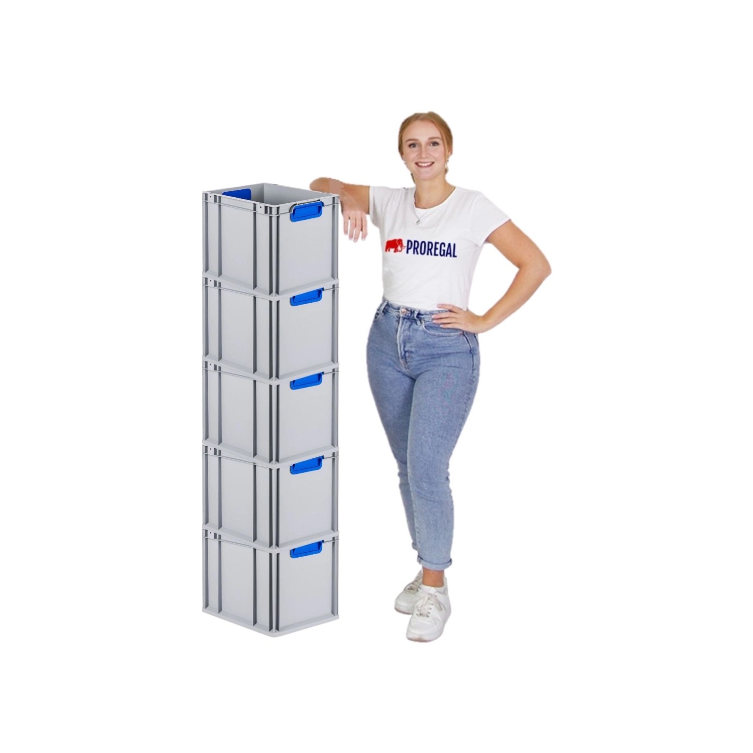 PROREGAL Spar Set: 5 graue Euroboxen mit blauen Griffen und Deckel, gestapelt.