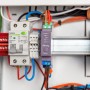 Shelly Pro 2 Relaismodul in Grau, montiert im Schaltschrank mit Verkabelung.