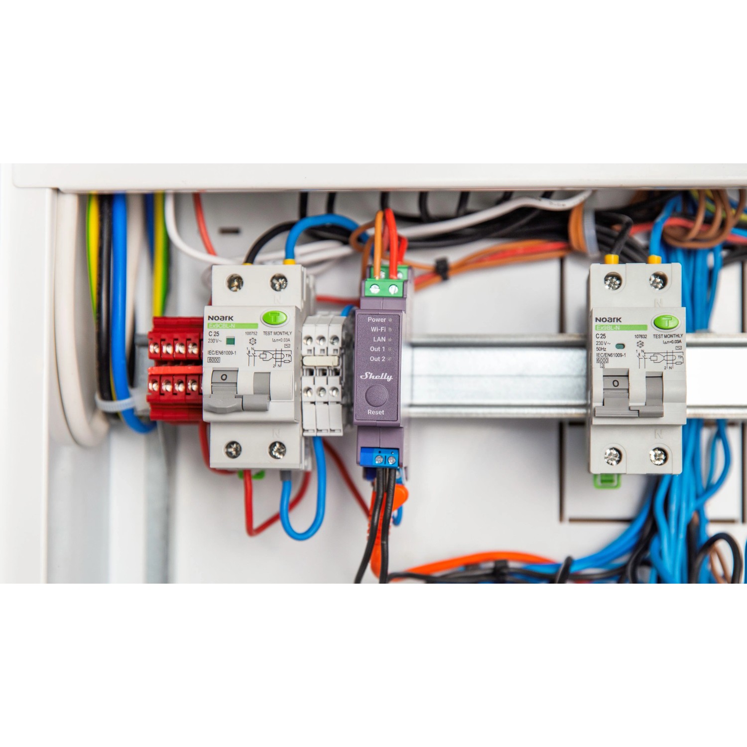 Shelly Pro 2 Relaismodul in Grau, montiert im Schaltschrank mit Verkabelung.