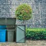 Floraworld Mülleimer-Garage für 2 Tonnen (240L), Stahlblech, anthrazit, mit geöffneten Türen.