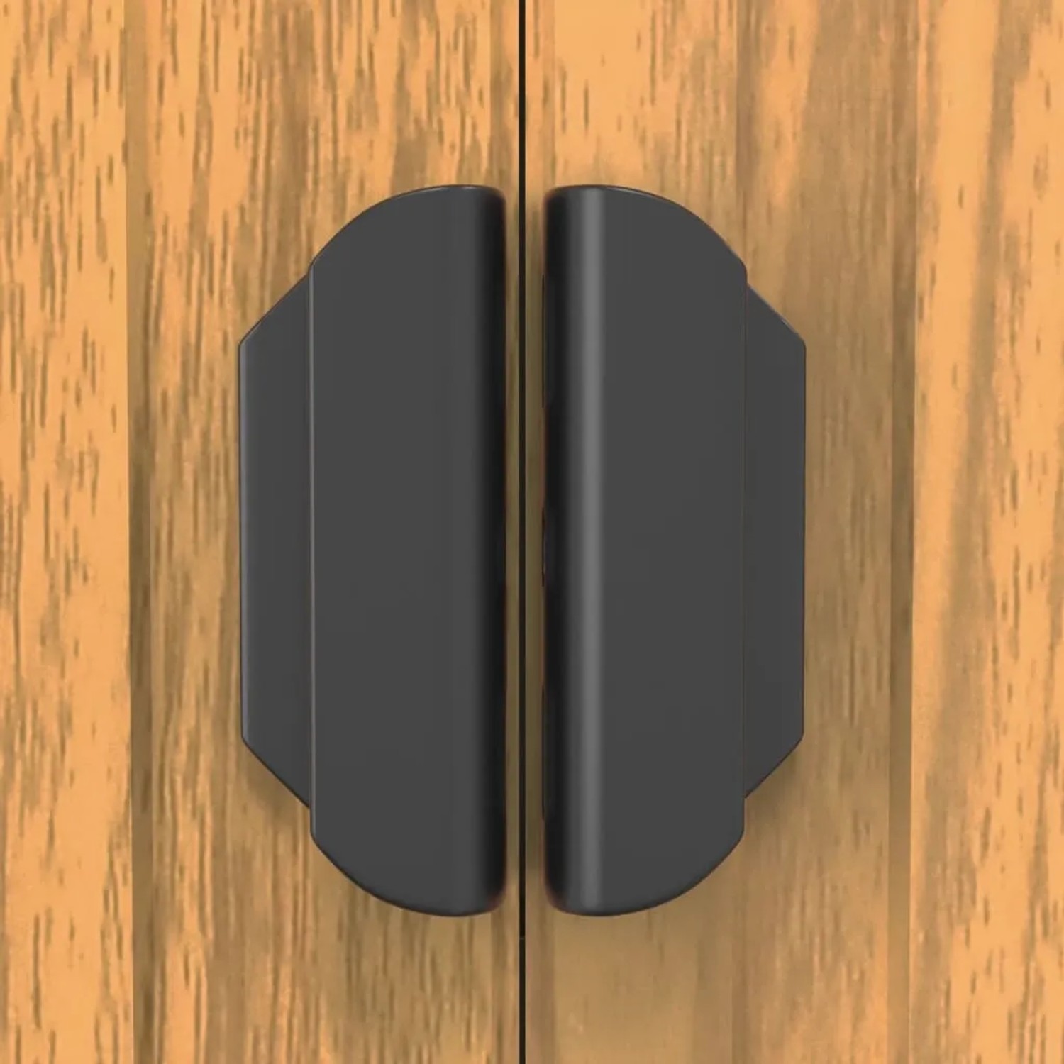 Detailaufnahme: Türgriffe des hellbraunen vidaXL Geräteschuppens aus verzinktem Stahl.