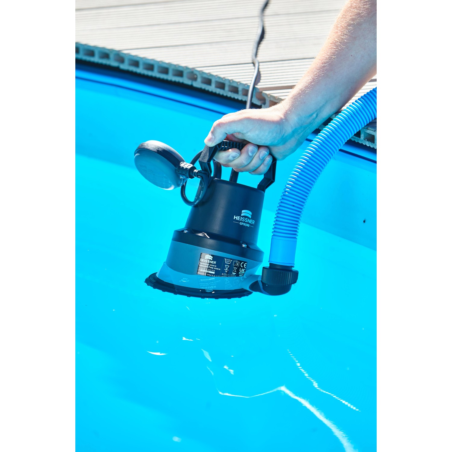 Heissner Pool-Tauchpumpe 8500 l/h im Einsatz, mit Schlauch und Soft-Standfuß im Pool.