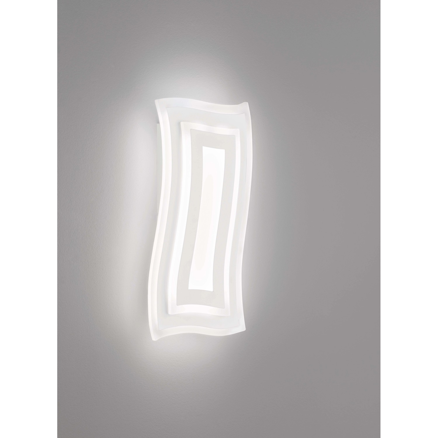 Moderne, dimmbare LED Wandleuchte Gorden von Fischer & Honsel, weiß satiniert, mit geschwungenem Design.
