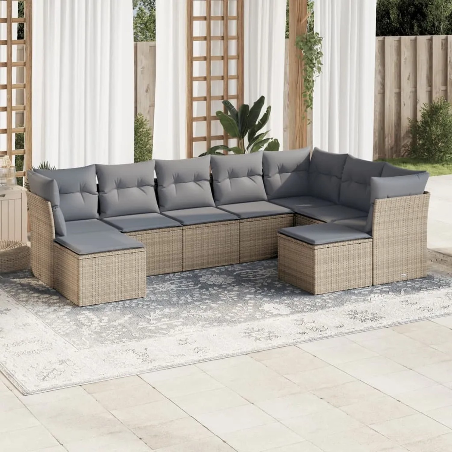 Beige 9-tlg. Garten-Sofagarnitur aus Polyrattan mit grauen Kissen auf einem Teppich im Außenbereich.