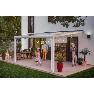 Weiße Terrassenüberdachung Genua aus Aluminium mit klarer Doppelstegplatte und Personen auf der Terrasse.