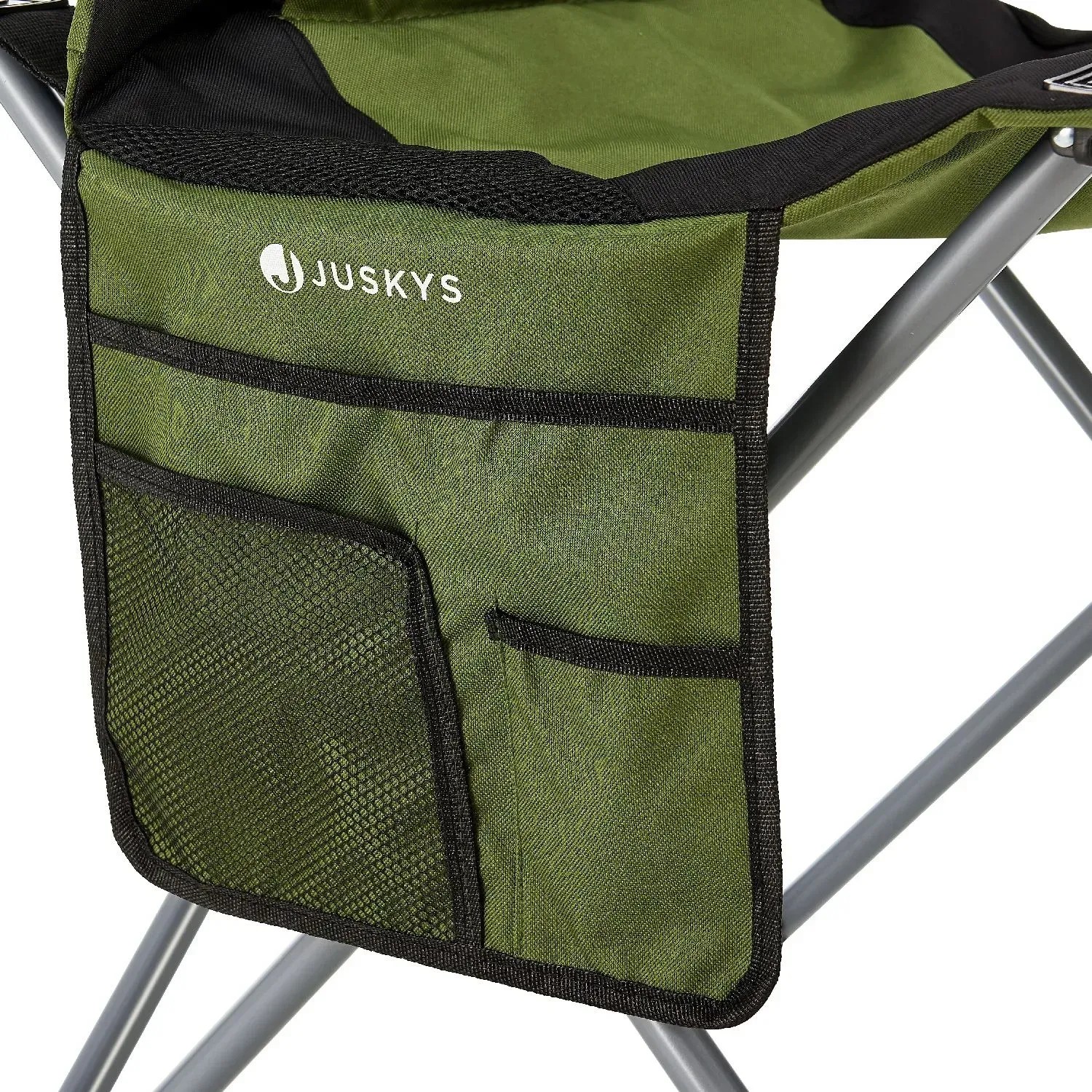 Detailaufnahme: Grüner Juskys Campingstuhl Lido mit Flaschenhalterung und Seitentaschen.