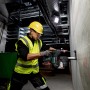 Mann bohrt mit Metabo Akku-Bohrhammer unter dem Licht des Metabo Akku-Baustrahlers BSA 18 LED 4000.