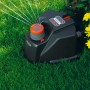 Gardena Comfort Vielflächenregner AquaContour automatic im Einsatz auf Rasen. Regner bewässert Garten.