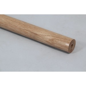 Massiver Eiche Handlauf (Ø 40mm) für Innen und Außen, Detailansicht Stirnseite mit Bohrung.