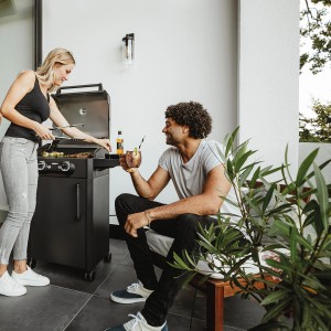 Enders Elektrogrill eFlow Pro 2 Turbo Shadow beim Grillen auf dem Balkon.