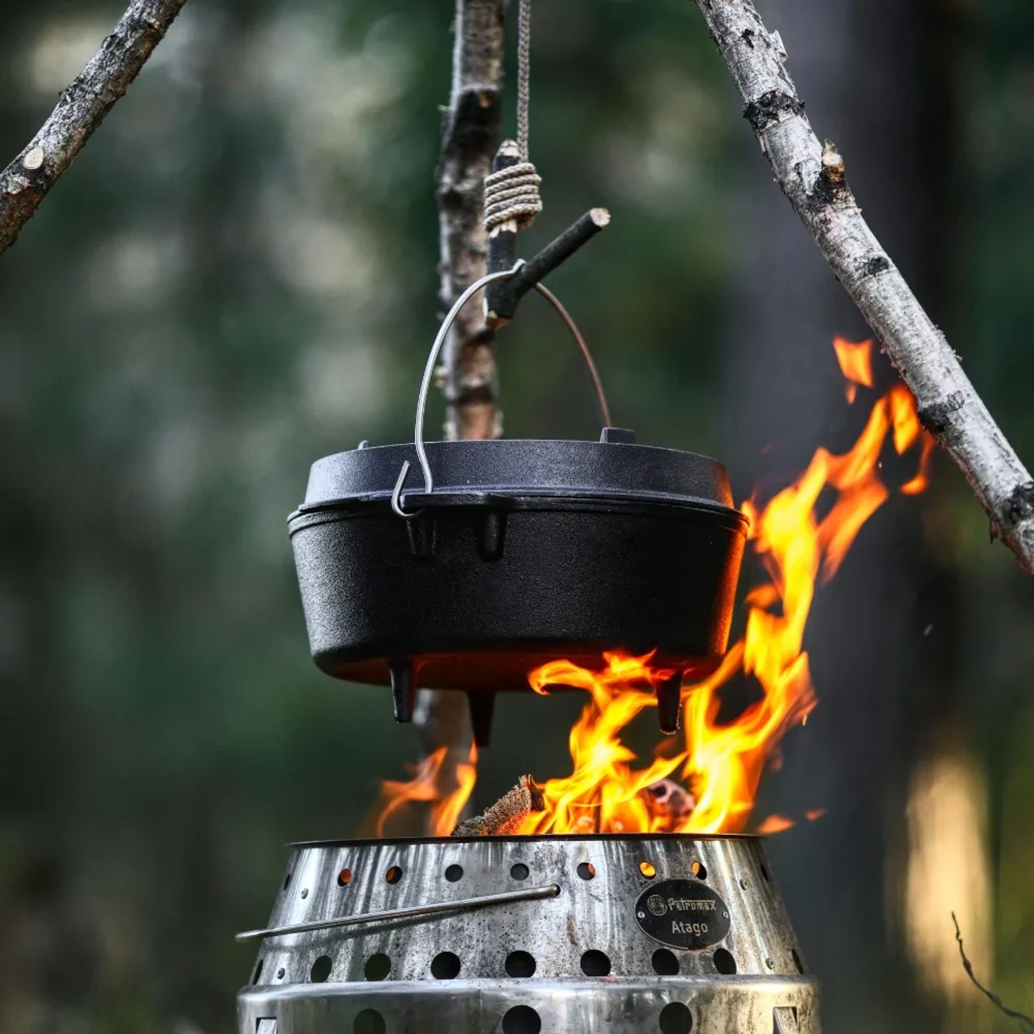 Petromax Dutch Oven FT3 über Feuerstelle. Gusseisen Topf zum Kochen im Freien, Outdoor Kochgeschirr.