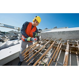 Anwender mit Bosch Akku-Winkelschleifer GWX 18V-10 beim Schleifen von Metall.