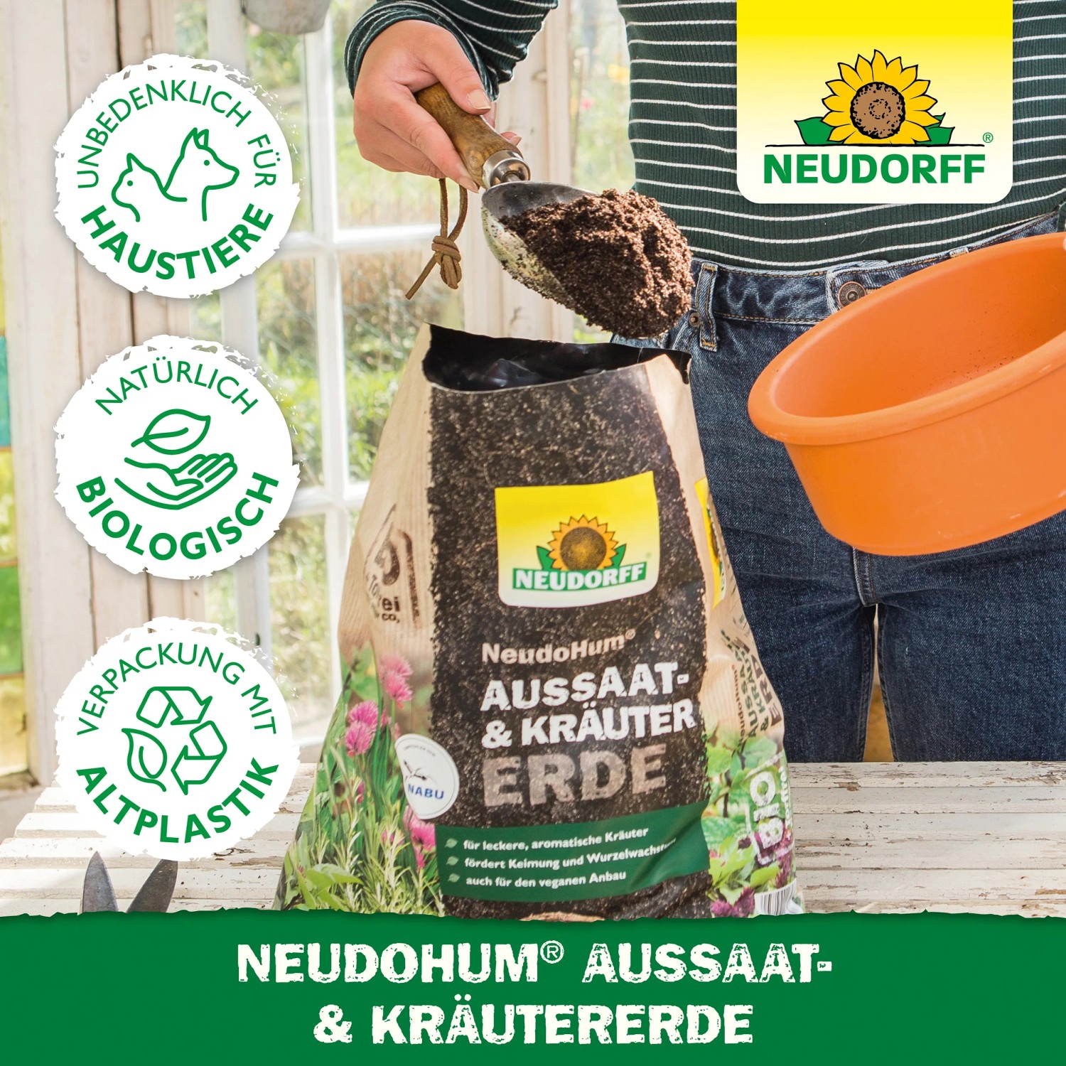 Neudorff NeudoHum Aussaat- und Kräutererde (3 l) wird mit einer Schaufel in ein Gefäß gefüllt.