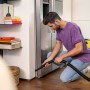 Mann nutzt Kärcher Fugendüse zum Saugen einer Fuge. Flexibles Zubehör für Nass-/Trockensauger.
