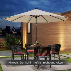 Beiger Sonnenschirm 300 cm mit bunten LED-Solarleuchten, beleuchtet eine Terrasse bei Nacht. Ideal für Garten & Outdoor.