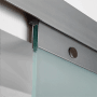 Detailaufnahme: inova Glasschiebetür, satiniert, mit Softclose. Glastür mit Aluminium Laufschiene.