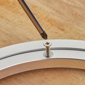 SOTECH Drehkranz aus silbernem Aluminium wird mit Schraube und Schraubendreher auf Holz befestigt. Montage eines Drehlagers.