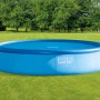 Blauer Intex Easy Pool mit Solarplane Ø 549 cm im Garten.
