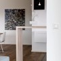 Weißer Funk-Lichtschalter Unterputz an Wand im Wohnraum. Hausfunksteuerung für smarte Beleuchtung.