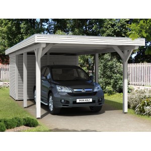 Weißer Skan Holz Carport Spessart mit Abstellraum und geparktem Auto.