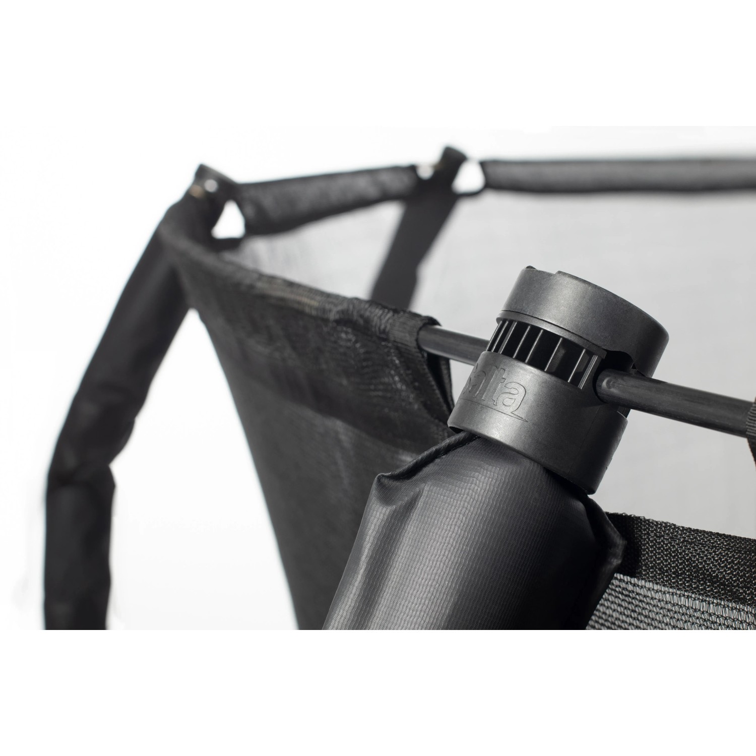 Detailaufnahme Sicherheitsnetz-Befestigung am schwarzen Salta Trampolin First Class 366 cm.