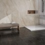 Badezimmer mit dunklem Check One Click-Vinylboden Glaubitz Schiefer und beiger Marmorwand.