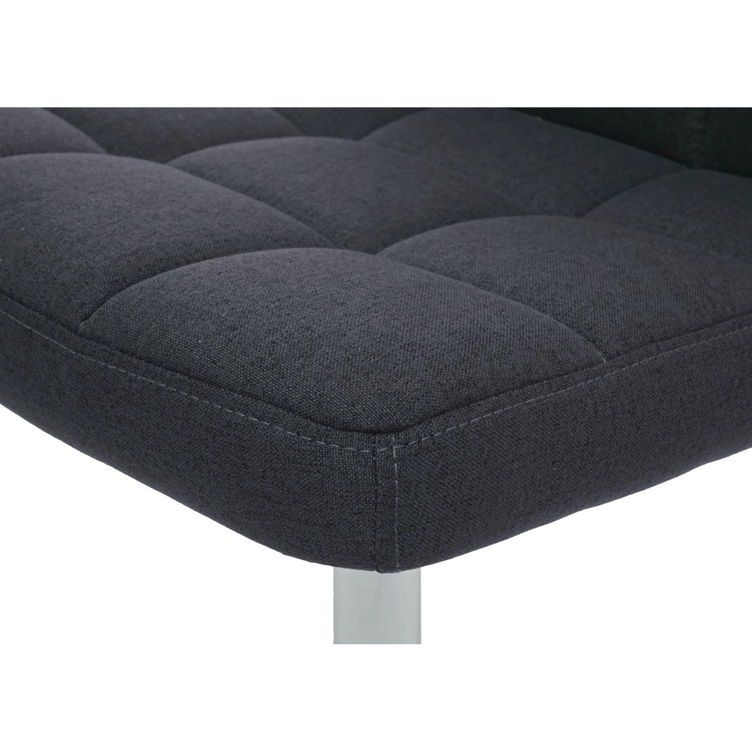 Detailansicht: Dunkelgrauer MCW Esszimmerstuhl Cadiz mit Ziernähten und Metallfuß.