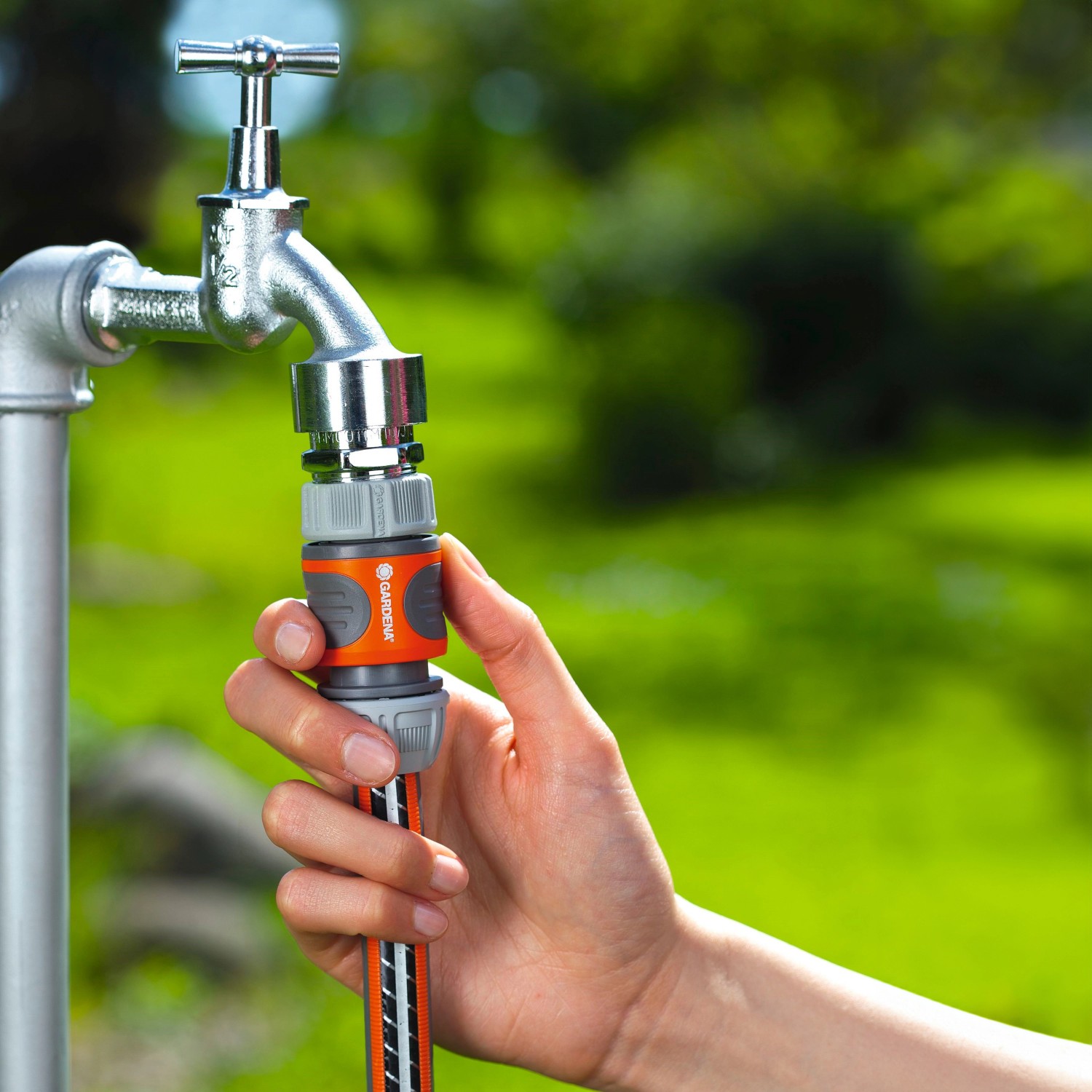 Gardena Schlauchstück 13/15 mm wird an Wasserhahn angeschlossen.