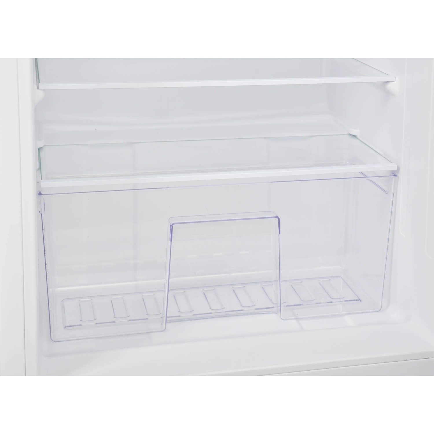 Innenansicht Telefunken Einbaukühlschrank: Glasböden und transparente Gemüseschublade.