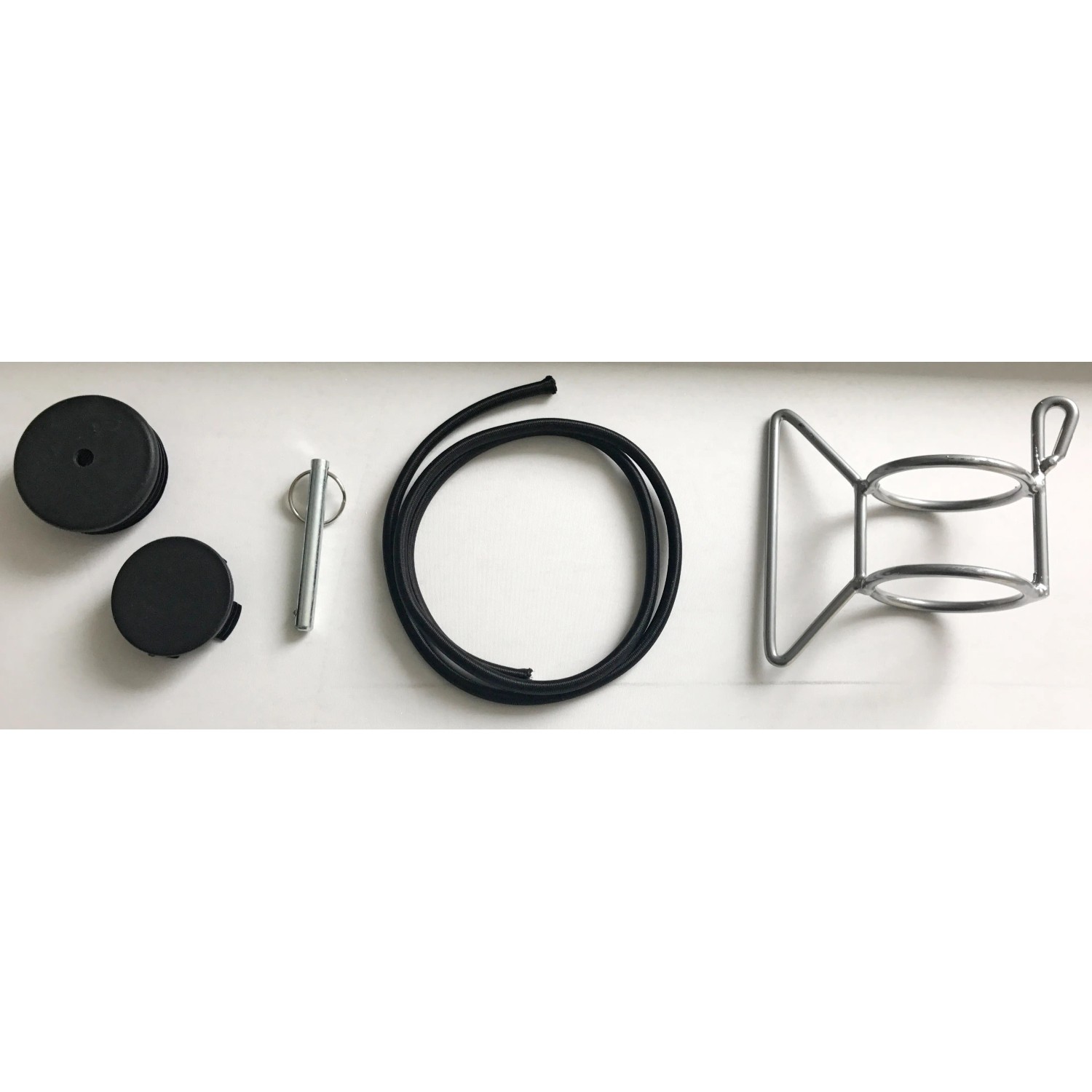Zubehör-Set für Stahlmast-Sonnensegel: Bodenhülse, Seil, Bolzen und Kappen.