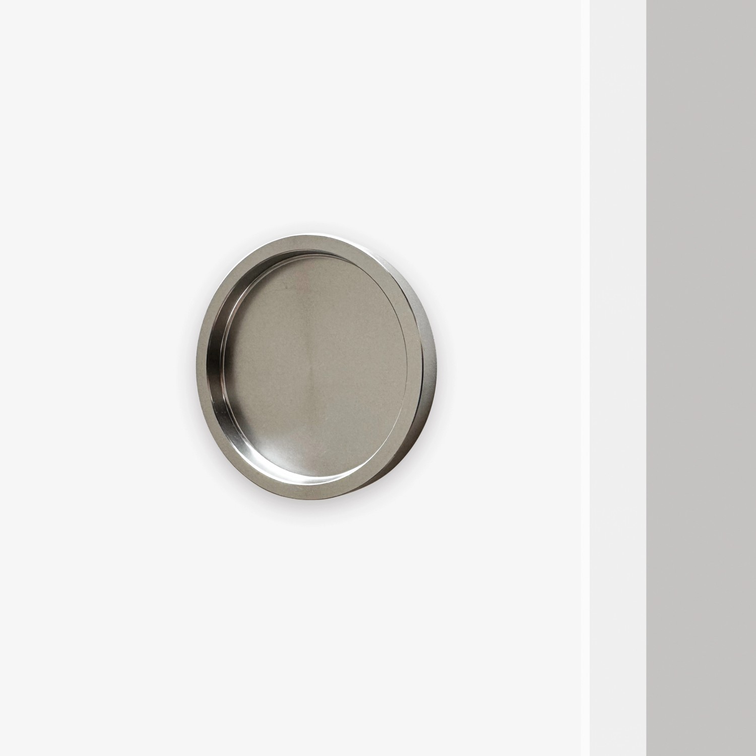 Detailaufnahme: Eingelassener, runder Türgriff in Silber einer weißen Holzschiebetür (Monviso).